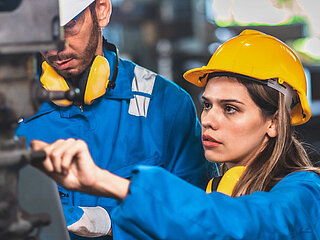 Mehr Chancen für Gleichheit frau mit gelbem helm arbeitet für zehnder in der produktion
